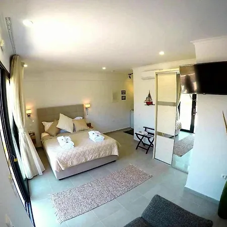 Del Mar 18 Guests - - Front *