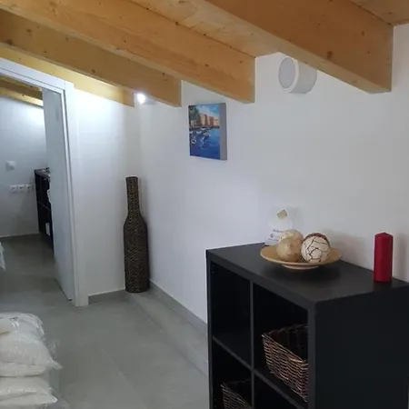 Del Mar 18 Guests - - Front