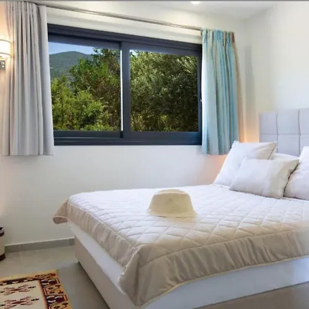 Del Mar 18 Guests - - Front