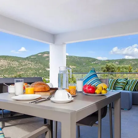 Del Mar 18 Guests - - Front