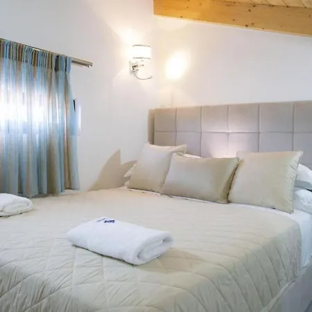 Del Mar 18 Guests - - Front