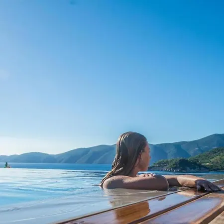 Del Mar 18 Guests - - Front